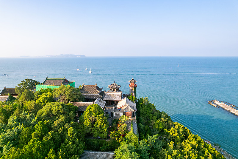 A walled sea-fortress city