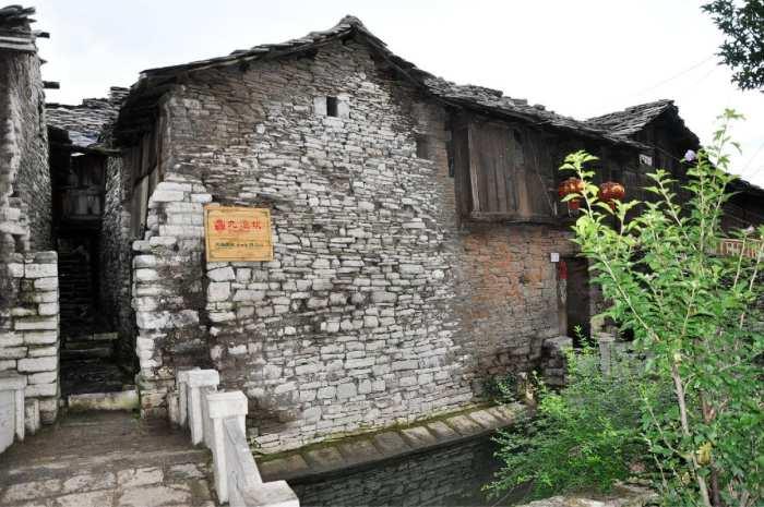 Stone houses and lanterns of Tianlong Tunbao, the Ming garrison town