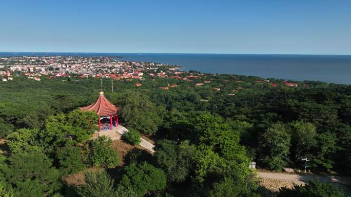 Lianfeng Mountain pavilion overlooking the Beidaihe coast