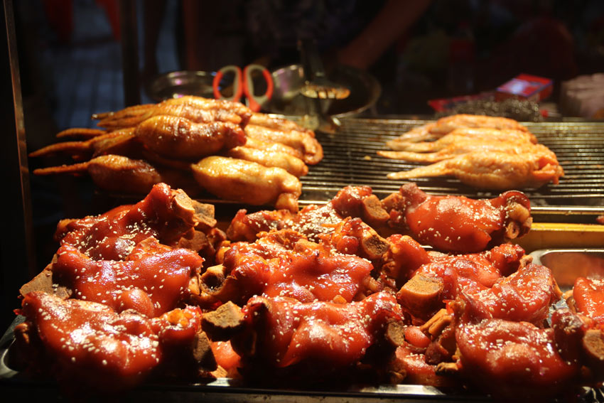 Roasted pig trotters and wings on the Zhongshan Road grill