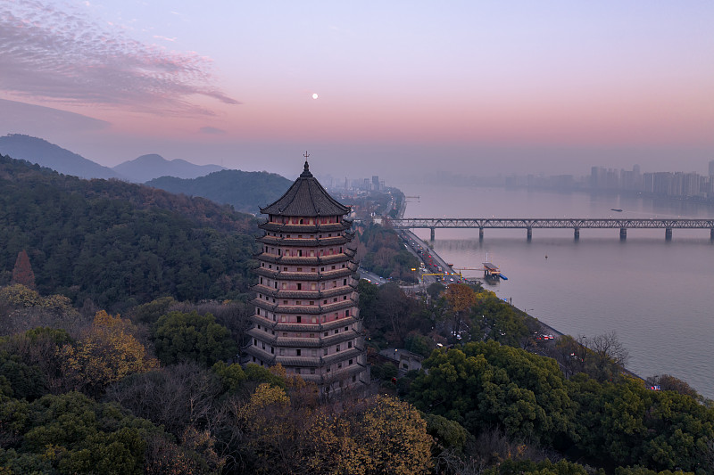 Liuhe Pagoda over the river