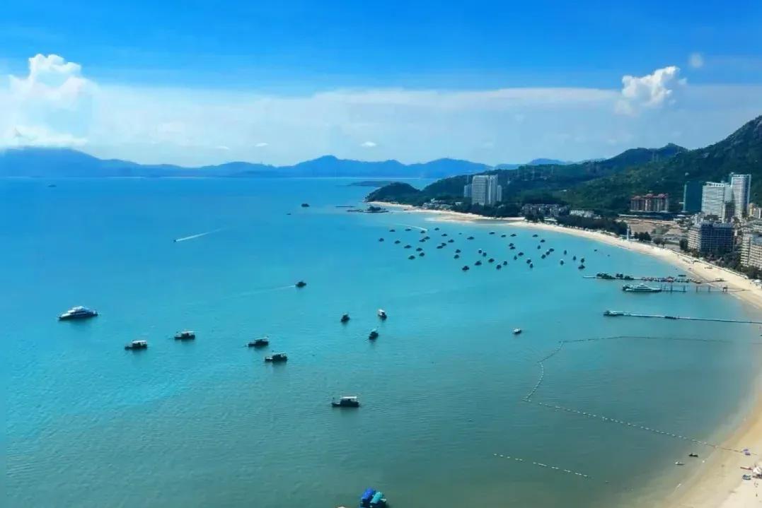 Turquoise water and fishing boats at Xunliao Bay on a Huizhou day trip