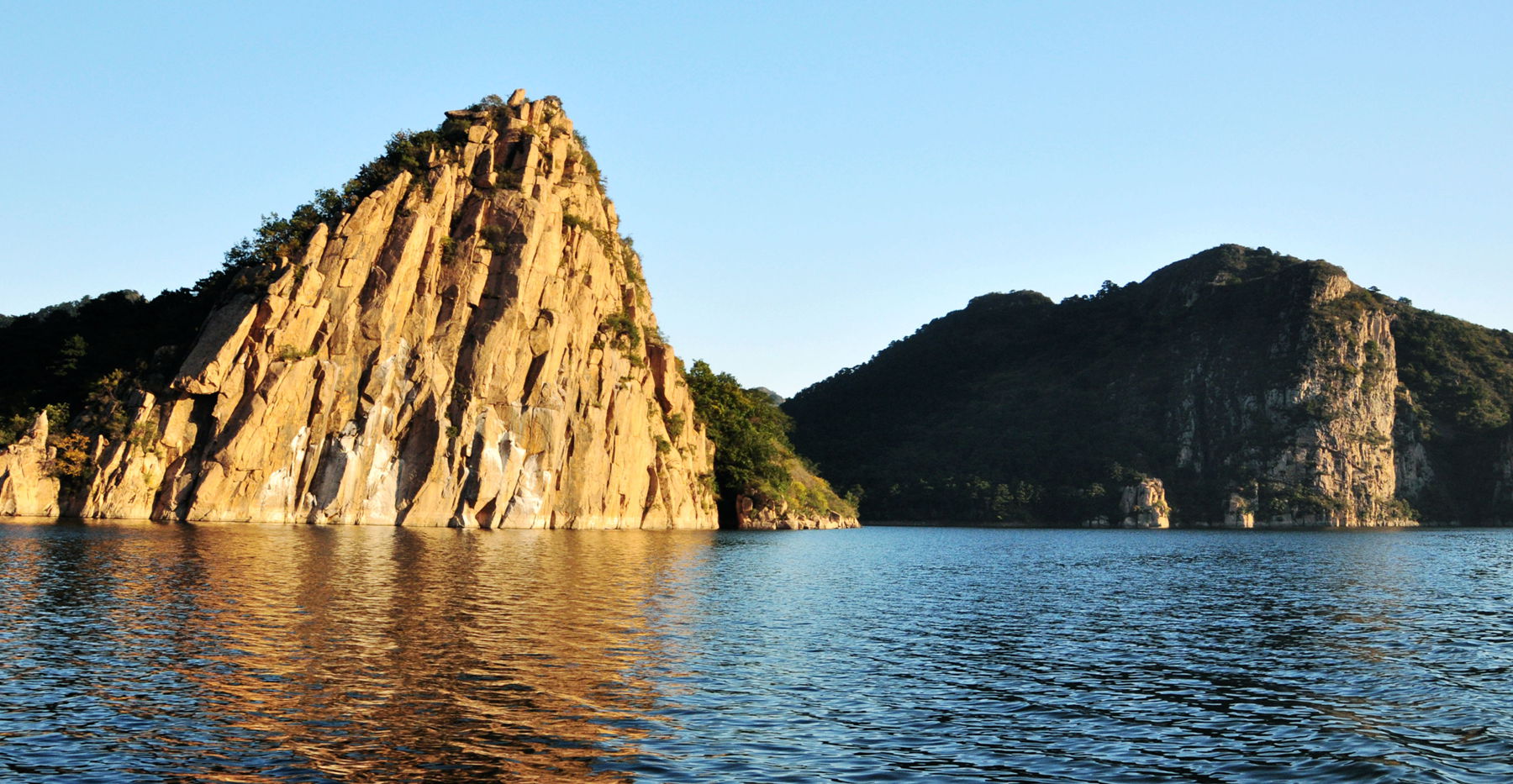 Yansai Lake in the gorge west of the pass