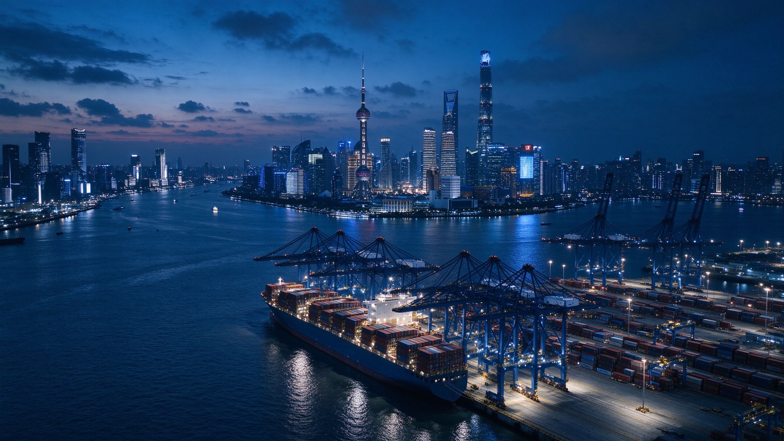 上海国际港口与城市天际线