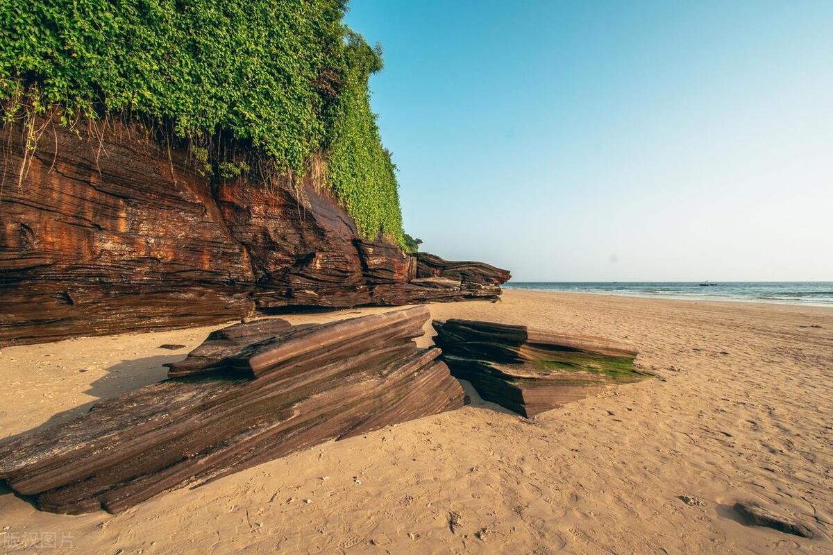Dishui Danping — the dripping volcanic cliff at sunset