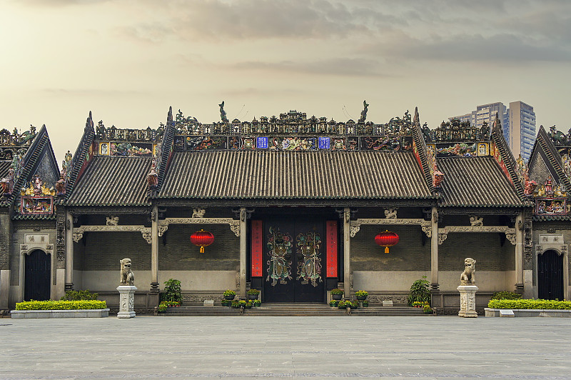 Grey-brick Xiguan mansion and carved doorhead