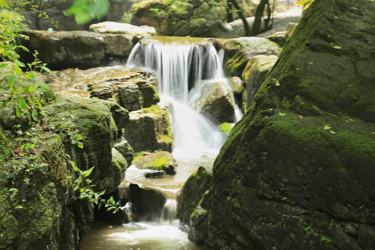 Baili Gorge — cliffs, streams and waterfalls